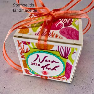 Handdekorierte Geschenkschachtel 5 cm mit maritimen Motiven, Geschenkbox mit Schleife in Grün, Detailansicht Geschenkschachtel Etikett „Nur für dich“, Geschenkschachtel mit bunter Meeresdekoration, Geschenkverpackung, Handgemachte maritime Schachtel mit Schleife